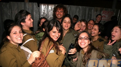 החיילות ונועם טור (דרור עינב) החיילות ונועם טור (דרור עינב)