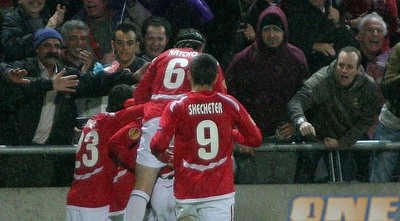 שחקני הפועל ת&qout;א חוגגים את שער היתרון של יבואה (קובי אליהו) שחקני הפועל ת&qout;א חוגגים את שער היתרון של יבואה (קובי אליהו)