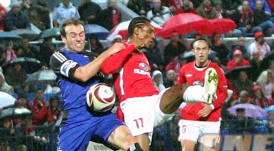 סמואל יבואה נאבק על הכדור (קובי אליהו) סמואל יבואה נאבק על הכדור (קובי אליהו)