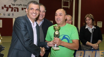 משה כחלון ושחקן העבר ברוך ממן בטורניר הקודם (עמית מצפה) משה כחלון ושחקן העבר ברוך ממן בטורניר הקודם (עמית מצפה)