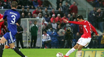 ערן זהבי בועט לעבר השער (קובי אליהו) ערן זהבי בועט לעבר השער (קובי אליהו)