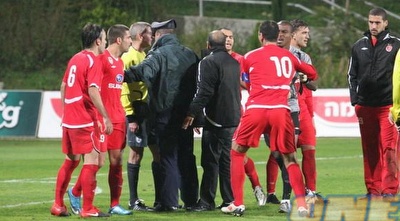 שחקני הפועל מתנפלים על חיים יעקב (עמית מצפה)