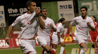 יוסי אופיר חוגג את השער הראשון במשחק (אמיר לוי) יוסי אופיר חוגג את השער הראשון במשחק (אמיר לוי)