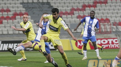 יוסי שבחון משחרר בעיטה מקרוב, מכבי לא מצליחה לכבוש (דרור עינב) יוסי שבחון משחרר בעיטה מקרוב, מכבי לא מצליחה לכבוש (דרור עינב)