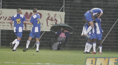 שחקני הפועל עכו חוגגים את היתרון המפתיע של אדק מבה (דרור עינב) שחקני הפועל עכו חוגגים את היתרון המפתיע של אדק מבה (דרור עינב)