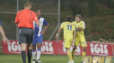 קומאץ´ עם בוזגלו לאחר השיוויון. 2 דקות אח&qout;כ, קומאץ´ הורחק (דרור עינב) קומאץ´ עם בוזגלו לאחר השיוויון. 2 דקות אח&qout;כ, קומאץ´ הורחק (דרור עינב)