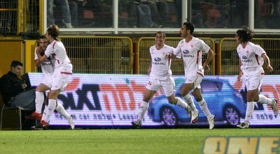 שחקני הפועל ת&qout;א חוגגים (קובי אליהו) שחקני הפועל ת&qout;א חוגגים (קובי אליהו)