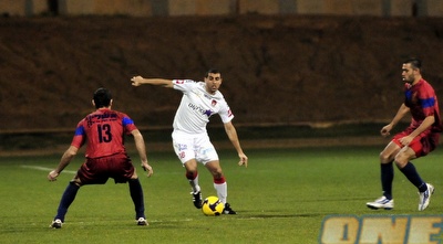 לירן כהן מנסה לעבור את פונטרמולי (אלעד ירקון) לירן כהן מנסה לעבור את פונטרמולי (אלעד ירקון)