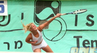 שני ארנון במגרש הטניס (קובי אליהו)