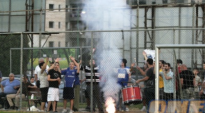 אוהדי מכבי פ&qout;ת מחממים את האימון (אלעד ירקון) אוהדי מכבי פ&qout;ת מחממים את האימון (אלעד ירקון)