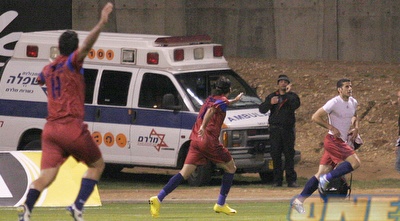 דודו ביטון חוגג את היתרון של רעננה ובדרך דואג לעצמו לצהוב (דרור עינב)