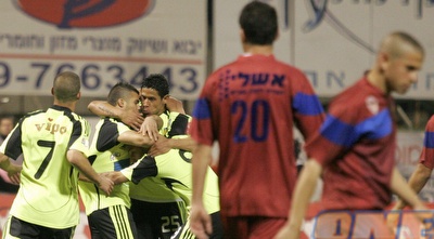 שחקני בית&qout;ר חוגגים את שער השיוויון (דרור עינב)