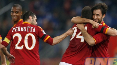 מירקו ווצ´יניץ´ חוגג שלושער עם החברים (רויטרס) מירקו ווצ´יניץ´ חוגג שלושער עם החברים (רויטרס)