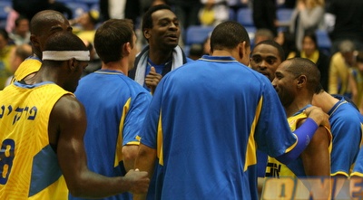 שחקני מכבי חוגגים. עכשיו הראש יכול להתרכז בפרטיזן (שרון קביליו) שחקני מכבי חוגגים. עכשיו הראש יכול להתרכז בפרטיזן (שרון קביליו)