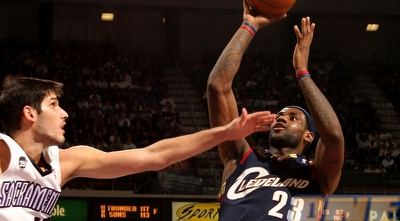 לברון ג´יימס מנסה לזרוק מעל כספי. קיבל מעט מנוחה בסוף העונה (GettyImages) לברון ג´יימס מנסה לזרוק מעל כספי. קיבל מעט מנוחה בסוף העונה (GettyImages)