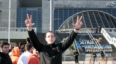 אוהדי פרטיזן מחוץ לבלגרד ארנה. מחכים למכבי ת&qout;א (שרון קביליו) אוהדי פרטיזן מחוץ לבלגרד ארנה. מחכים למכבי ת&qout;א (שרון קביליו)