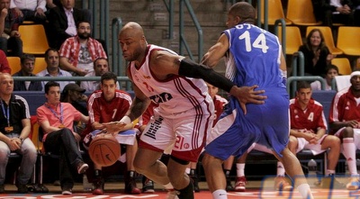 האנטר עובר את סיילס (קובי אליהו)