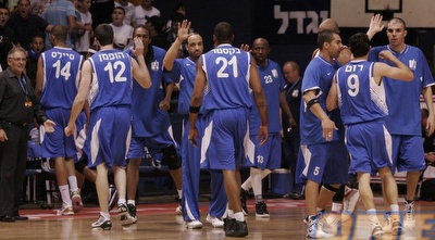 שחקני אשקלון יורדים מרוצים לפסק זמן ברבע הראשון (קובי אליהו)