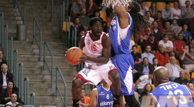 קאר מסתכל על פו ג´טר (קובי אליהו)