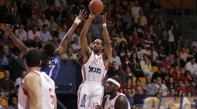 דיז´ון תומפסון עולה לקליעה (קובי אליהו)