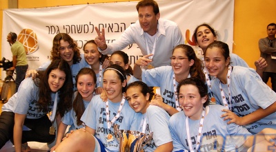 נערות ב: אבן יהודה חוגגת גביע (שי לוי) נערות ב: אבן יהודה חוגגת גביע (שי לוי)