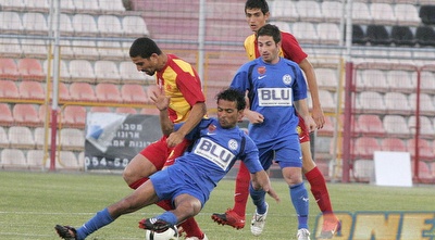 משה אוחיון מתקשה להגיע לכדור מול נידאל חוג´יראת (קובי אליהו) משה אוחיון מתקשה להגיע לכדור מול נידאל חוג´יראת (קובי אליהו)