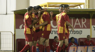 מקרייב מקבל את התודות מהחברים שלו אחרי השער השני (קובי אליהו) מקרייב מקבל את התודות מהחברים שלו אחרי השער השני (קובי אליהו)