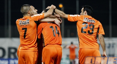 שחקני בני יהודה חוגגים את שער היתרון של מיכאל זנדברג (שי לוי) שחקני בני יהודה חוגגים את שער היתרון של מיכאל זנדברג (שי לוי)