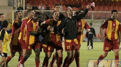 שחקני אשדוד מניפים את ג´קי בן זקן (קובי אליהו) שחקני אשדוד מניפים את ג´קי בן זקן (קובי אליהו)