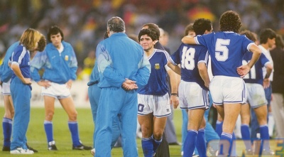 הפנים אומרות הכל. מראדונה וארגנטינה אחרי ההפסד לגרמניה ב-90´ (GettyImages) הפנים אומרות הכל. מראדונה וארגנטינה אחרי ההפסד לגרמניה ב-90´ (GettyImages)