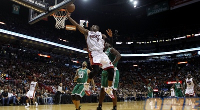 דוויין ווייד מרחף ל-46 נקודות על בוסטון (GettyImages) דוויין ווייד מרחף ל-46 נקודות על בוסטון (GettyImages)