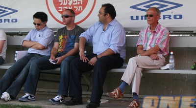 רוב באאן, עו&qout;ד כסיף וגלעד קצב צופים באימון הפועל תל אביב (רועי גלדסטון)