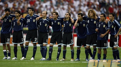 שחקני נבחרת ארגנטינה במהלך דו קרב הפנדלים מול גרמניה (רויטרס) שחקני נבחרת ארגנטינה במהלך דו קרב הפנדלים מול גרמניה (רויטרס)