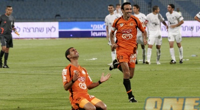 ג´ורג´ אמסיס וכפיר אדרי מאושרים (שי לוי) ג´ורג´ אמסיס וכפיר אדרי מאושרים (שי לוי)