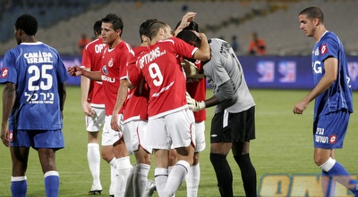 וינסנט אניימה מוקף בחברים אחרי הפנדל (שי לוי) וינסנט אניימה מוקף בחברים אחרי הפנדל (שי לוי)