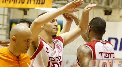 פורת חוגג. &qout; (אלעד ירקון)