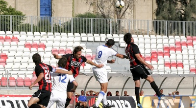 רועי דיין עולה לנגיחה מול עודד אלקיים (שי לוי) רועי דיין עולה לנגיחה מול עודד אלקיים (שי לוי)