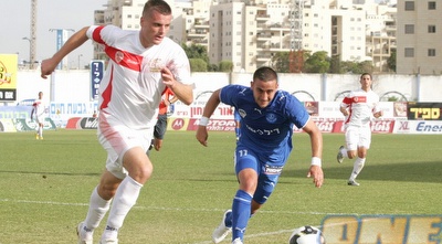 דאהן מול זלמקיאס במאבק על הכדור (קובי אליהו)