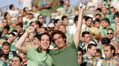 אוהדי חיפה מחוייכים לפני פתיחת המשחק מול בני יהודה (דרור עינב) אוהדי חיפה מחוייכים לפני פתיחת המשחק מול בני יהודה (דרור עינב)