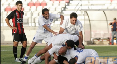 שחקני עכו חוגגים בטירוף את ההישארות בליגה (שי לוי) שחקני עכו חוגגים בטירוף את ההישארות בליגה (שי לוי)