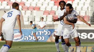 עבדול ראזק מברך את טננבוים, עכו חוגגת הישארות (שי לוי) עבדול ראזק מברך את טננבוים, עכו חוגגת הישארות (שי לוי)