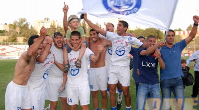 שחקני עכו בטירוף עם דגל הקבוצה (שי לוי) שחקני עכו בטירוף עם דגל הקבוצה (שי לוי)