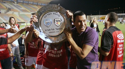 אלי טביב עם הצלחת (רועי גלדסטון) אלי טביב עם הצלחת (רועי גלדסטון)