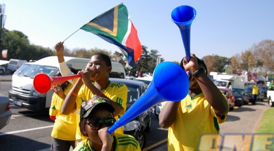 האוהדים הדרום אפריקנים עם ה&qout;וווזולות&qout; באוויר (שי לוי)