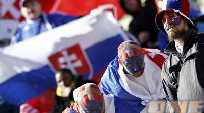 אוהדי סלובקיה מעודדים את הנבחרת שלהם מול ניו זילנד (רויטרס)