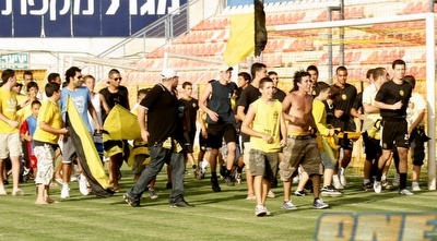 אוהדי נתניה באימון הבכורה (יניב גונן)