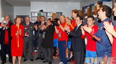 סופיה מלכת ספרד פוגשת את שחקני הנבחרת בחדר ההלבשה (GettyImages)