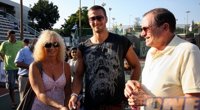 מייקל לואיס הפגין נוכחות (דרור עינב) מייקל לואיס הפגין נוכחות (דרור עינב)