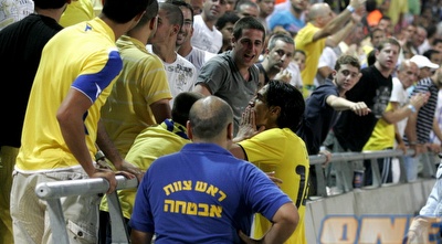 יואב זיו חוגג עם האוהדים את שערו הראשון בצהוב (שי לוי)