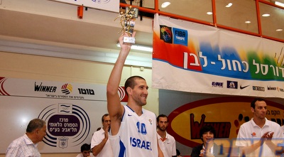 בורשטיין עם הגביע (שי לוי) בורשטיין עם הגביע (שי לוי)